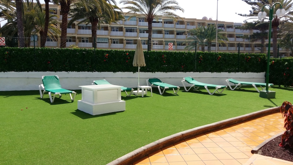 Apartamentos Las Faluas — Hotel building in Playa del Ingles, Canary Islands
