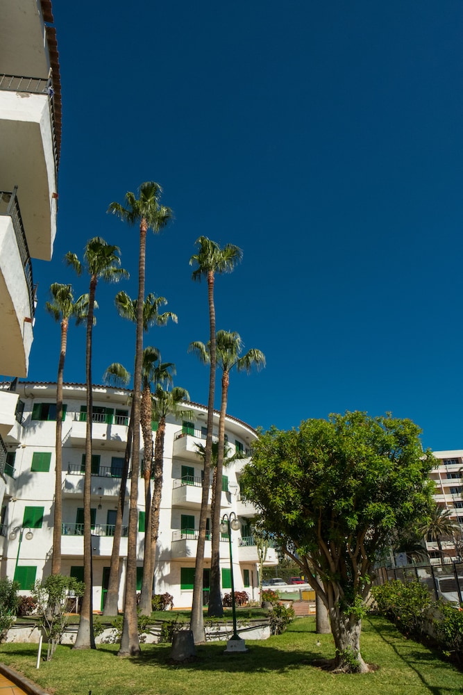 Apartamentos Las Faluas — Hotel building in Playa del Ingles, Canary Islands