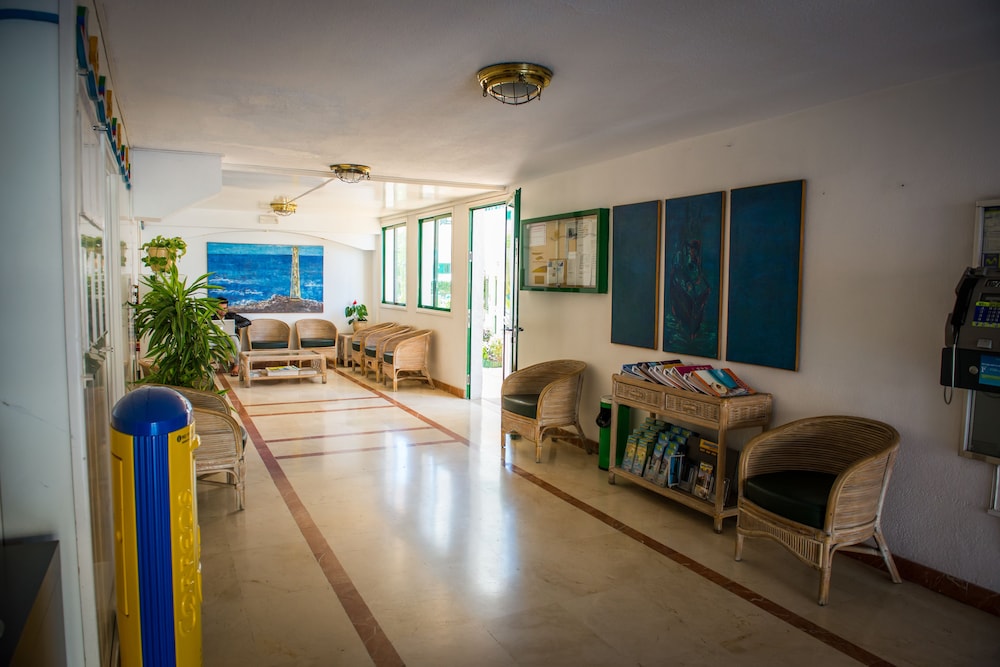 Apartamentos Las Faluas — Hotel building in Playa del Ingles, Canary Islands
