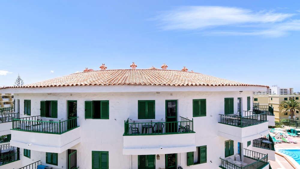 Apartamentos Las Faluas — Hotel building in Playa del Ingles, Canary Islands