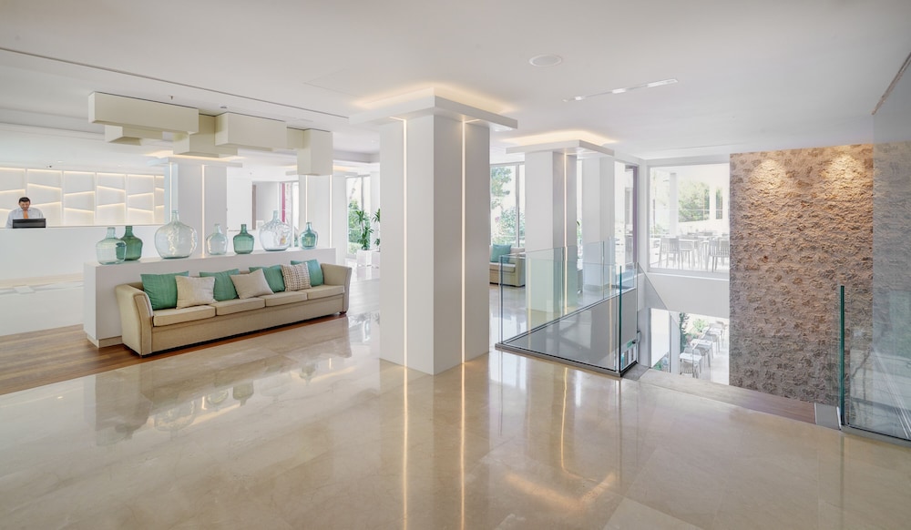 Hipotels Bahia Cala Millor - Adults Only — Hotel building in Cala Millor, Balearic Islands