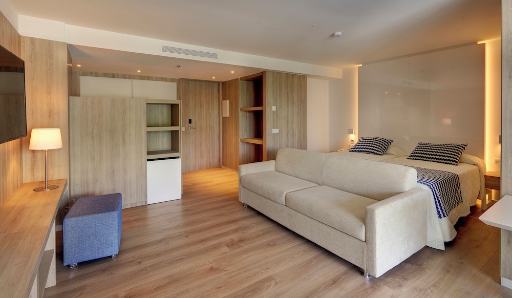 Hipotels Bahia Cala Millor - Adults Only — Hotel rooms in Cala Millor, Balearic Islands