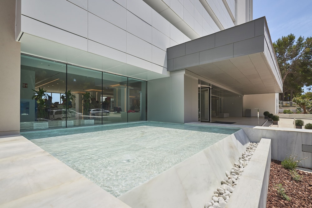 Hipotels Bahia Cala Millor - Adults Only — Hotel building in Cala Millor, Balearic Islands