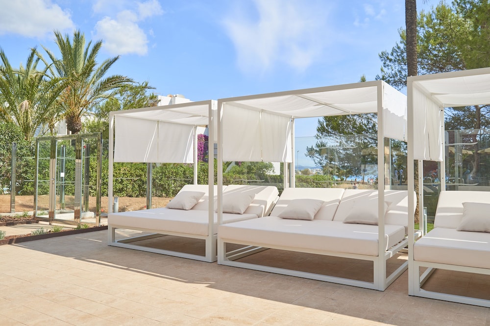 Hipotels Bahia Cala Millor - Adults Only — Beach in Cala Millor, Balearic Islands