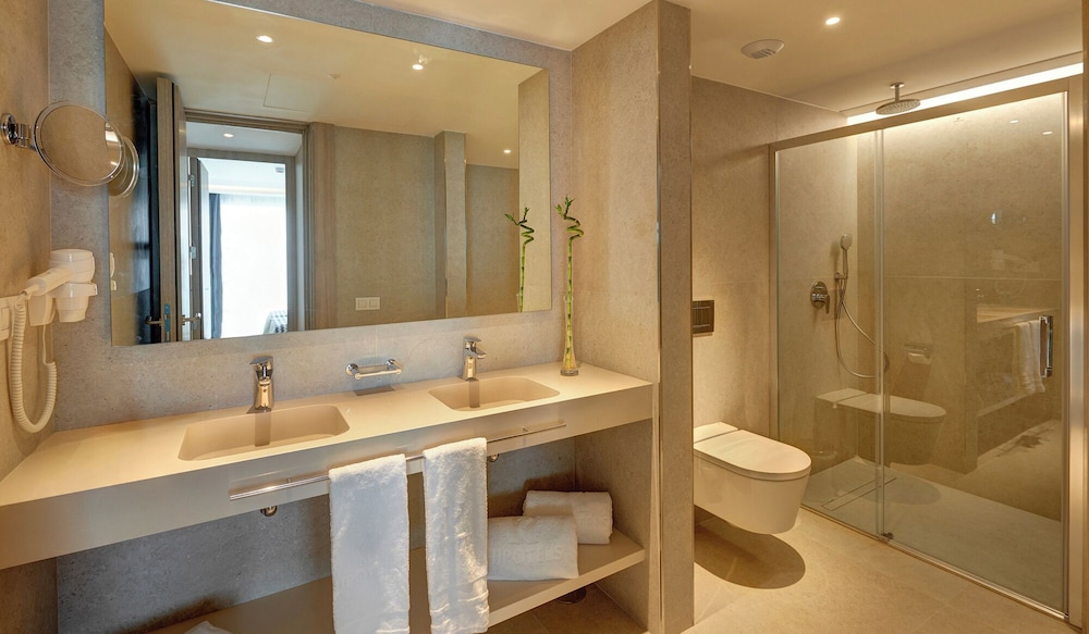 Hipotels Bahia Cala Millor - Adults Only — Hotel rooms in Cala Millor, Balearic Islands