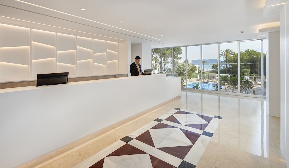 Hipotels Bahia Cala Millor - Adults Only — Hotel building in Cala Millor, Balearic Islands