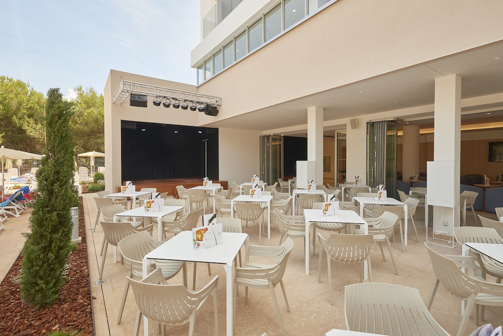 Hipotels Bahia Cala Millor - Adults Only — Restaurant & bars in Cala Millor, Balearic Islands