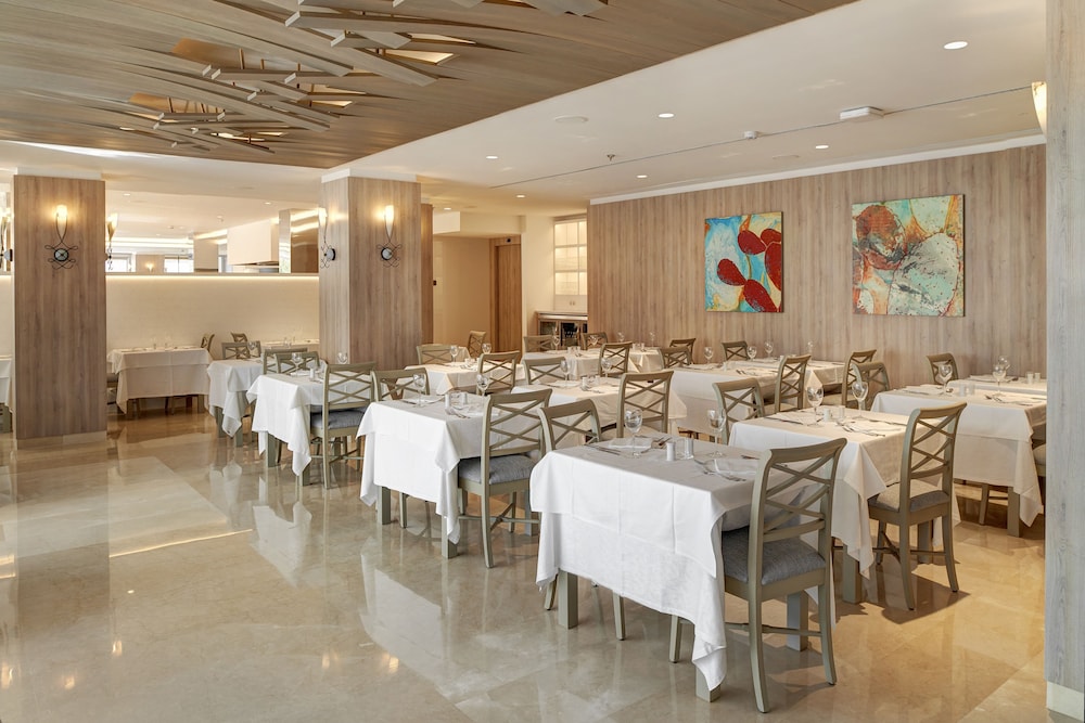 Hipotels Bahia Cala Millor - Adults Only — Restaurant & bars in Cala Millor, Balearic Islands
