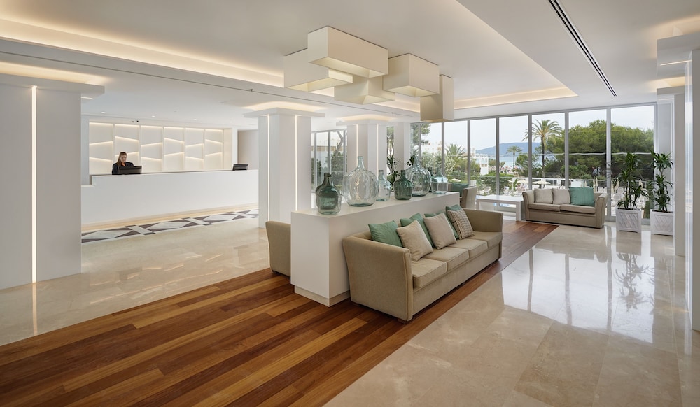 Hipotels Bahia Cala Millor - Adults Only — Hotel building in Cala Millor, Balearic Islands