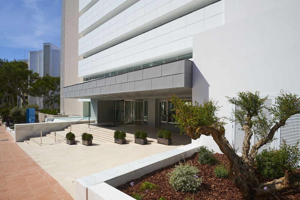 Hipotels Bahia Cala Millor - Adults Only — Hotel building in Cala Millor, Balearic Islands