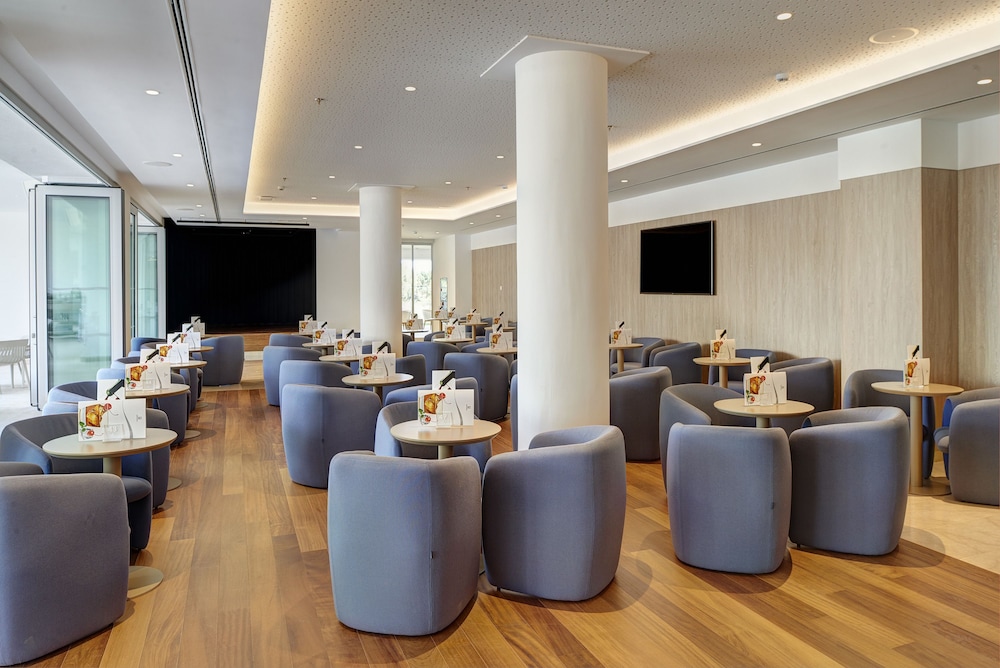 Hipotels Bahia Cala Millor - Adults Only — Restaurant & bars in Cala Millor, Balearic Islands
