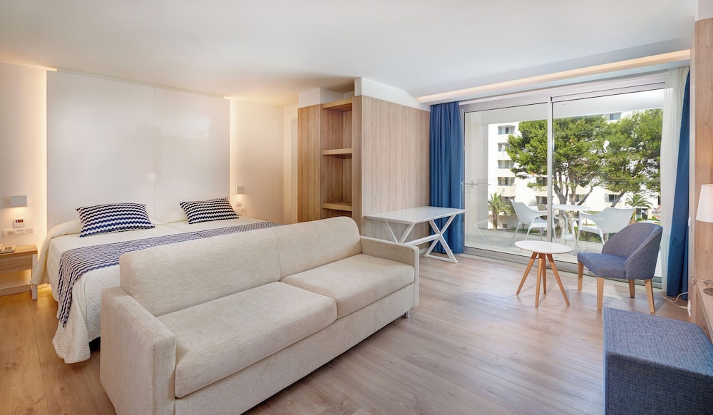 Hipotels Bahia Cala Millor - Adults Only — Hotel rooms in Cala Millor, Balearic Islands