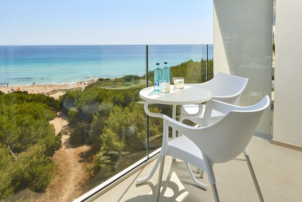 Hipotels Bahia Cala Millor - Adults Only — Beach in Cala Millor, Balearic Islands
