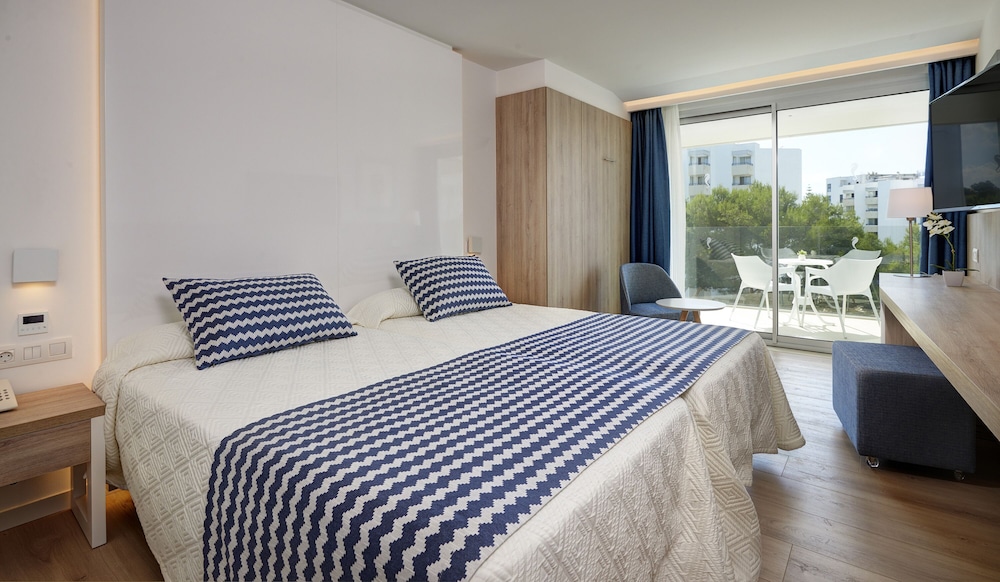Hipotels Bahia Cala Millor - Adults Only — Hotel rooms in Cala Millor, Balearic Islands