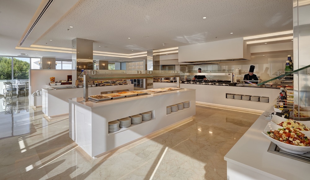 Hipotels Bahia Cala Millor - Adults Only — Restaurant & bars in Cala Millor, Balearic Islands