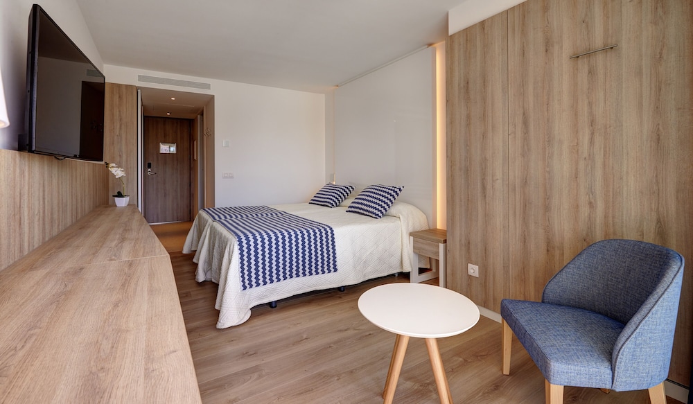 Hipotels Bahia Cala Millor - Adults Only — Hotel rooms in Cala Millor, Balearic Islands