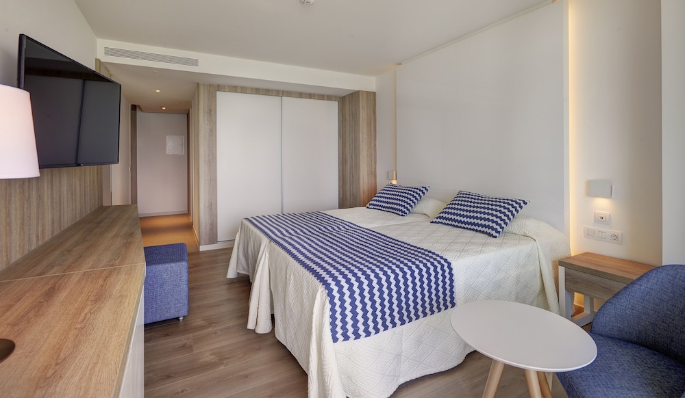 Hipotels Bahia Cala Millor - Adults Only — Hotel rooms in Cala Millor, Balearic Islands