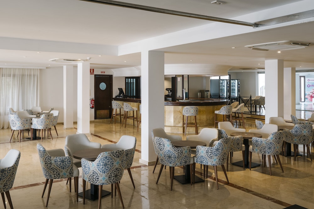 Alua Suites Las Rocas - Hyatt Inclusive Collection — Restaurant & bars in Cala d´Or, Balearic Islands