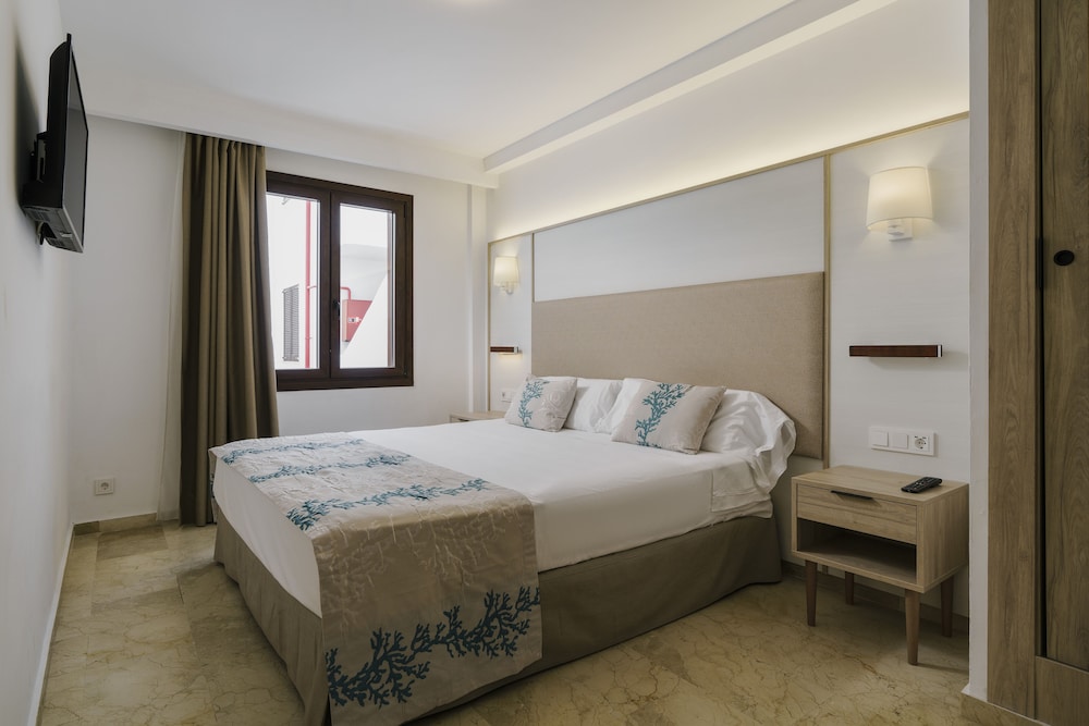 Alua Suites Las Rocas - Hyatt Inclusive Collection — Hotel rooms in Cala d´Or, Balearic Islands