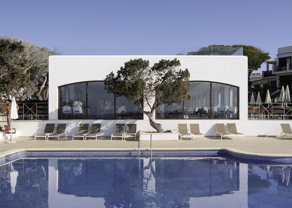Alua Suites Las Rocas - Hyatt Inclusive Collection — Hotel building in Cala d´Or, Balearic Islands