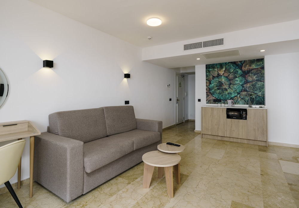 Alua Suites Las Rocas - Hyatt Inclusive Collection — Hotel rooms in Cala d´Or, Balearic Islands