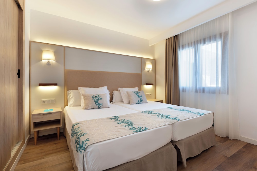 Alua Suites Las Rocas - Hyatt Inclusive Collection — Hotel rooms in Cala d´Or, Balearic Islands