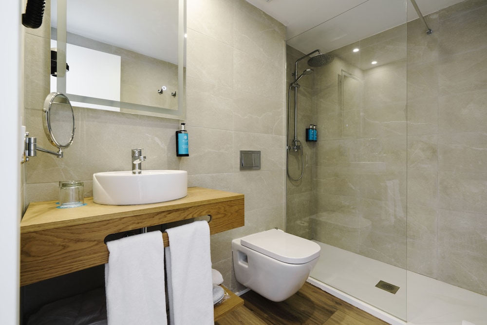 Alua Suites Las Rocas - Hyatt Inclusive Collection — Hotel rooms in Cala d´Or, Balearic Islands