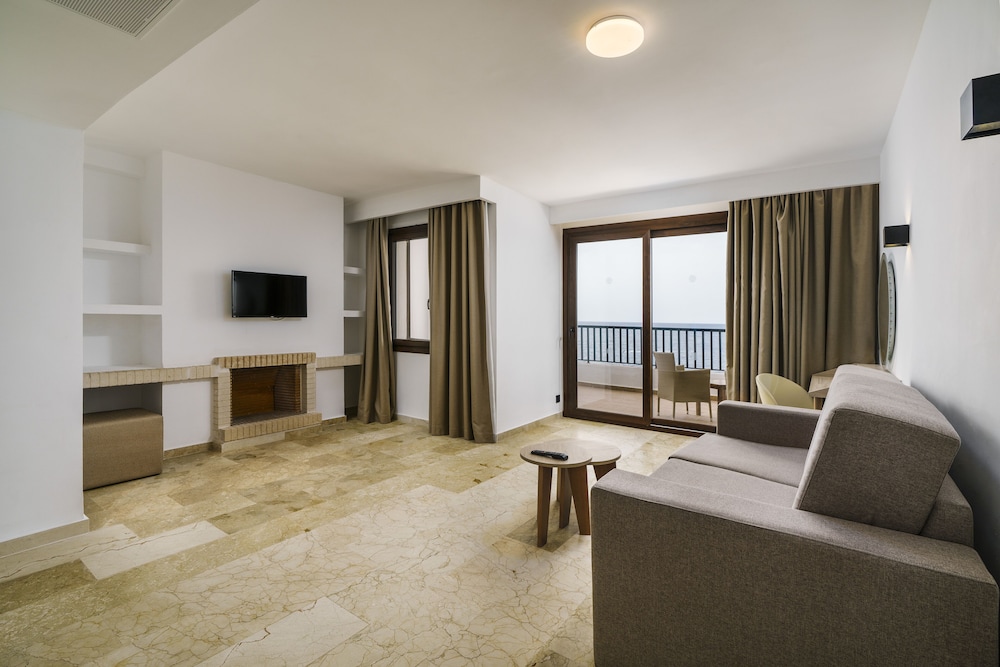 Alua Suites Las Rocas - Hyatt Inclusive Collection — Hotel rooms in Cala d´Or, Balearic Islands