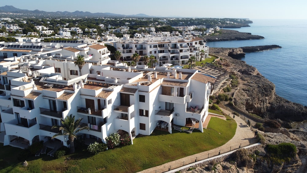 Alua Suites Las Rocas - Hyatt Inclusive Collection — Hotel building in Cala d´Or, Balearic Islands
