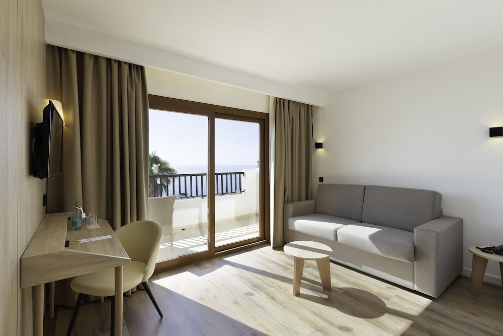 Alua Suites Las Rocas - Hyatt Inclusive Collection — Hotel rooms in Cala d´Or, Balearic Islands