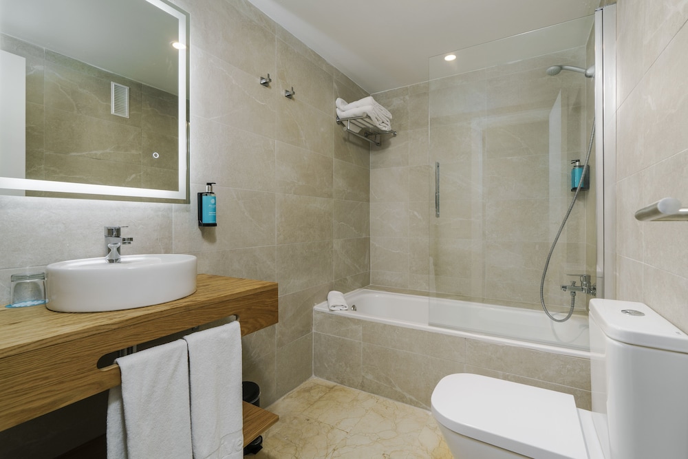 Alua Suites Las Rocas - Hyatt Inclusive Collection — Hotel rooms in Cala d´Or, Balearic Islands