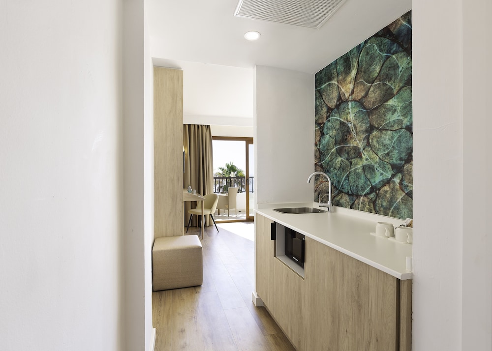 Alua Suites Las Rocas - Hyatt Inclusive Collection — Hotel rooms in Cala d´Or, Balearic Islands
