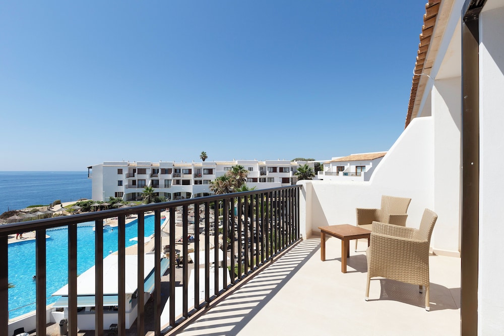 Alua Suites Las Rocas - Hyatt Inclusive Collection — Hotel building in Cala d´Or, Balearic Islands
