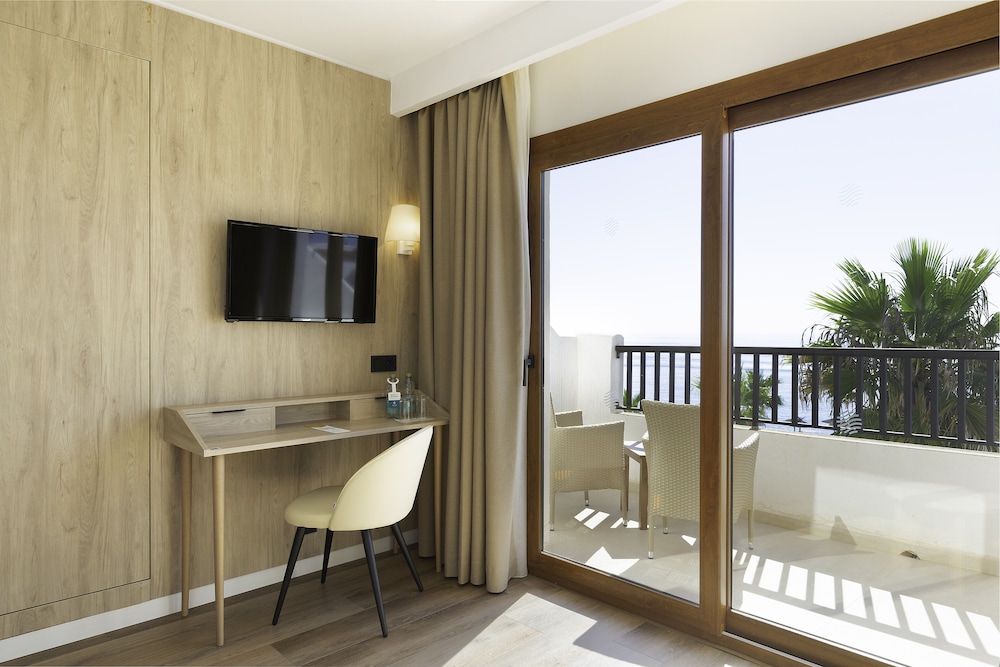 Alua Suites Las Rocas - Hyatt Inclusive Collection — Hotel rooms in Cala d´Or, Balearic Islands