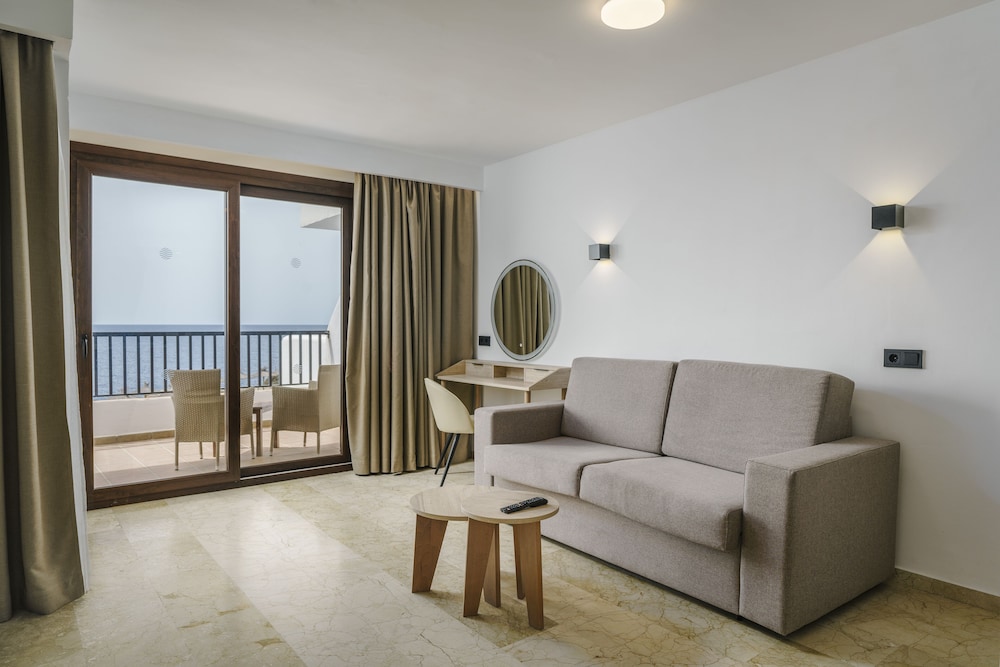 Alua Suites Las Rocas - Hyatt Inclusive Collection — Hotel rooms in Cala d´Or, Balearic Islands