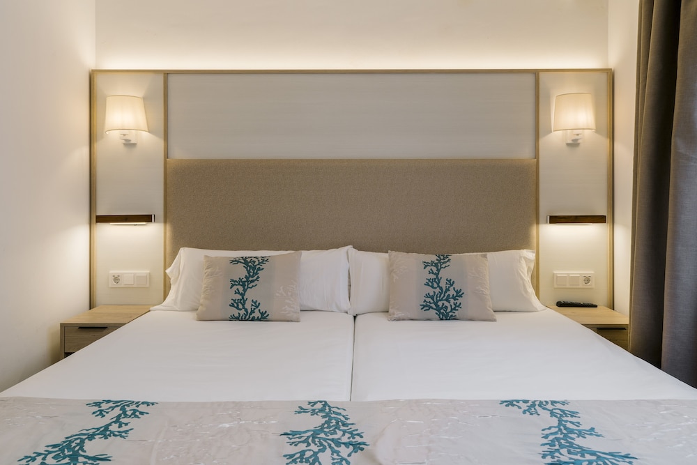 Alua Suites Las Rocas - Hyatt Inclusive Collection — Hotel rooms in Cala d´Or, Balearic Islands