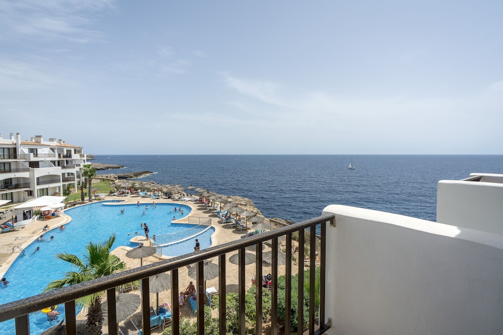 Alua Suites Las Rocas - Hyatt Inclusive Collection — Swimming pool in Cala d´Or, Balearic Islands