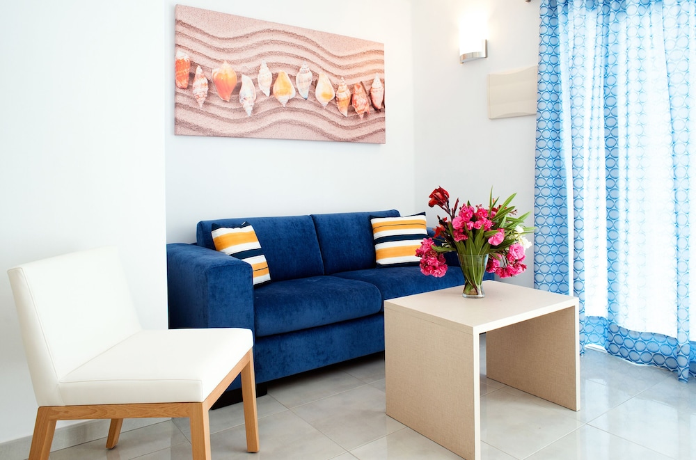 Apartamentos LIVVO Oasis — Hotel rooms in Puerto del Carmen, Canary Islands