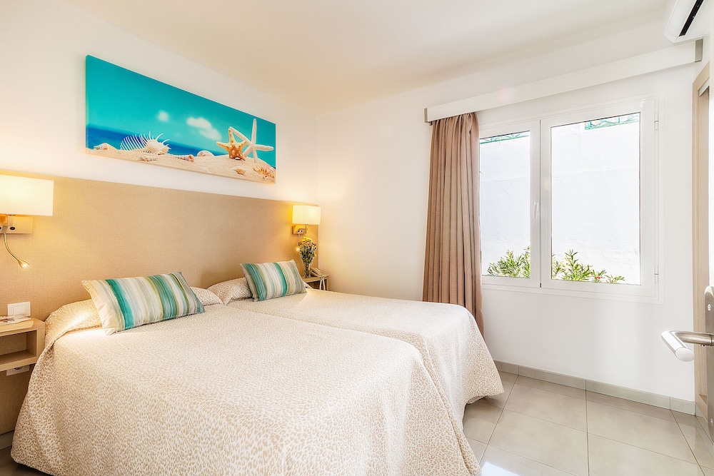 Apartamentos LIVVO Oasis — Hotel rooms in Puerto del Carmen, Canary Islands