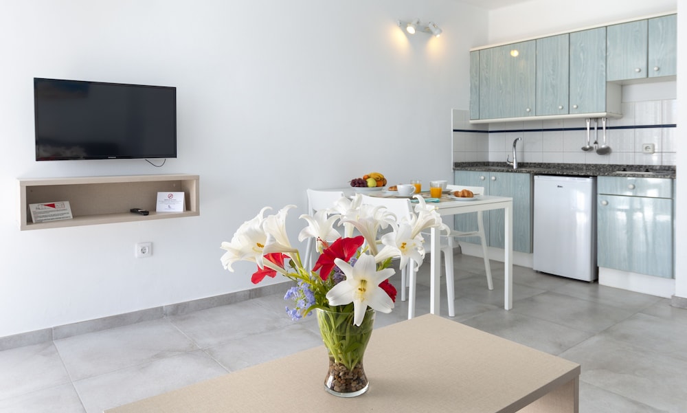 Apartamentos LIVVO Oasis — Hotel rooms in Puerto del Carmen, Canary Islands