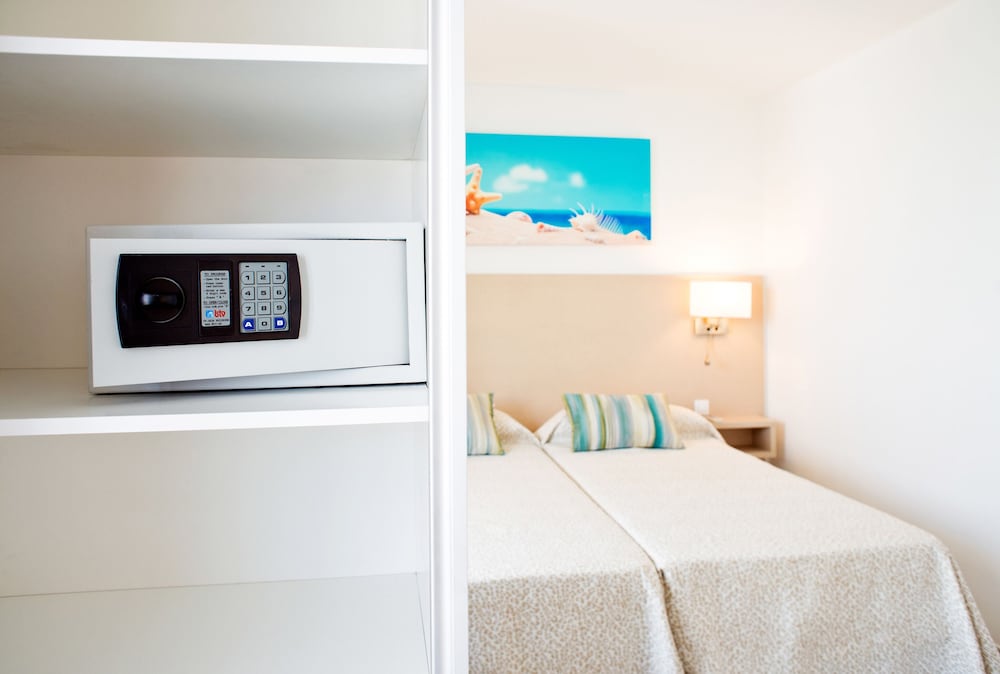 Apartamentos LIVVO Oasis — Hotel rooms in Puerto del Carmen, Canary Islands