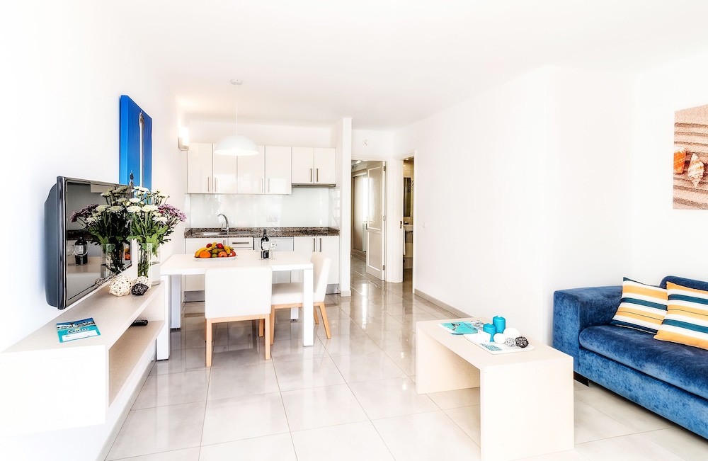 Apartamentos LIVVO Oasis — Hotel rooms in Puerto del Carmen, Canary Islands