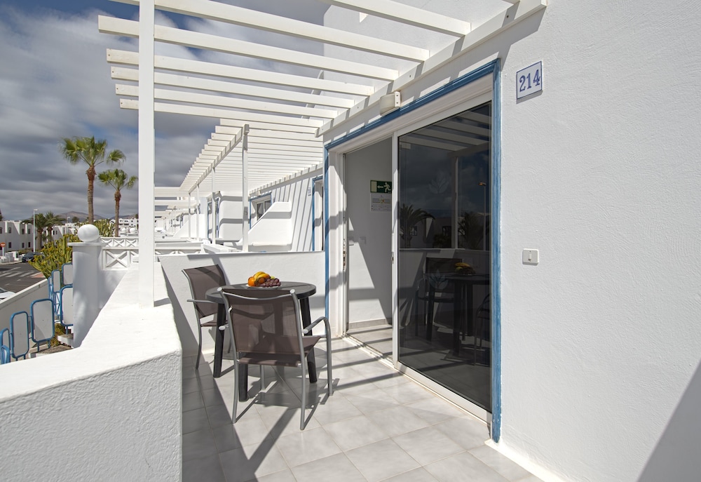 Apartamentos LIVVO Oasis — Hotel building in Puerto del Carmen, Canary Islands
