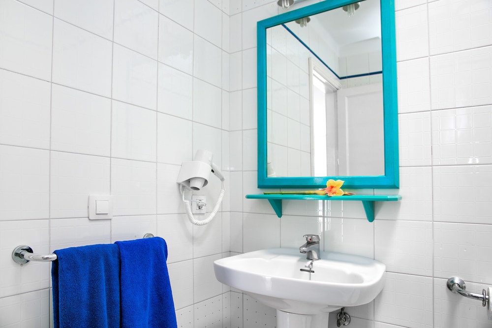 Apartamentos LIVVO Oasis — Hotel rooms in Puerto del Carmen, Canary Islands