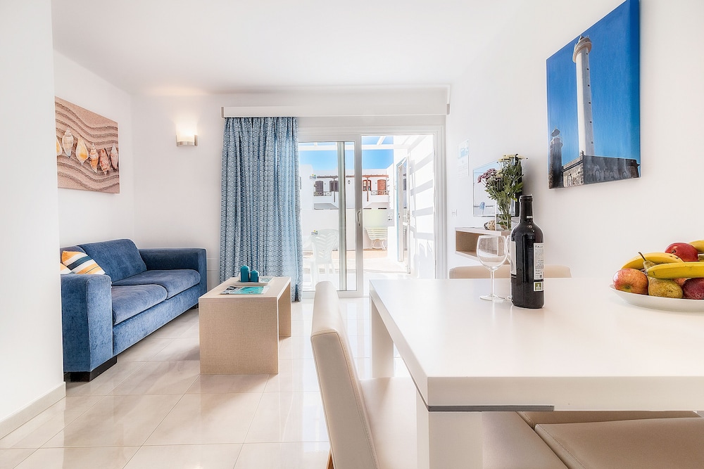 Apartamentos LIVVO Oasis — Hotel rooms in Puerto del Carmen, Canary Islands