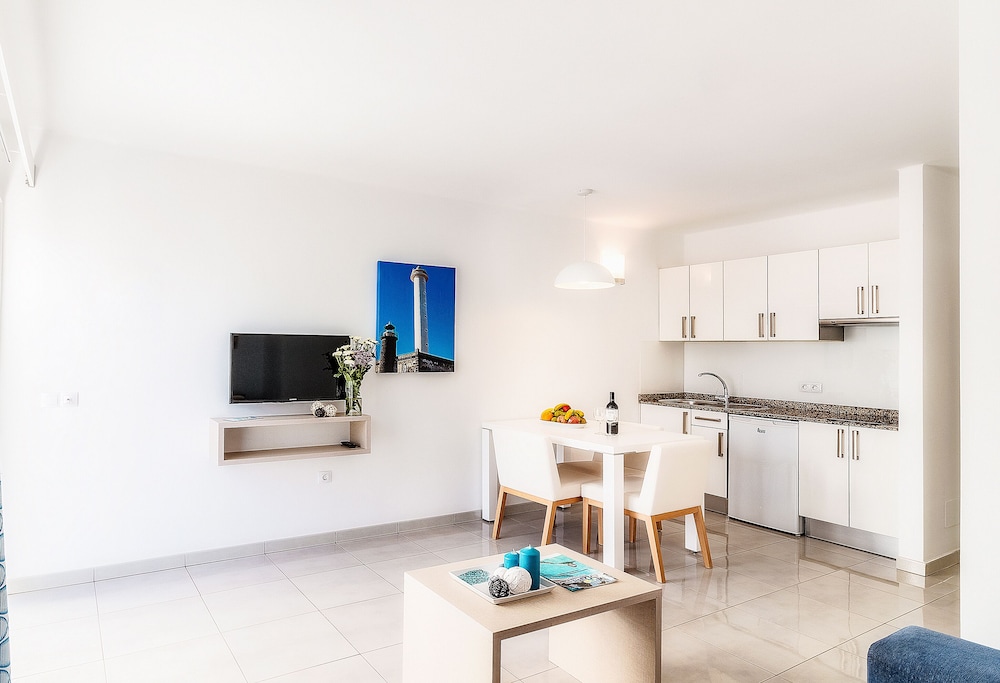 Apartamentos LIVVO Oasis — Hotel rooms in Puerto del Carmen, Canary Islands
