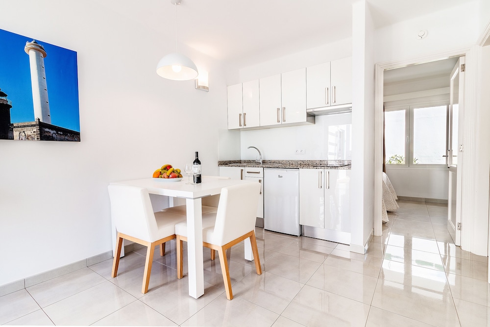 Apartamentos LIVVO Oasis — Hotel rooms in Puerto del Carmen, Canary Islands