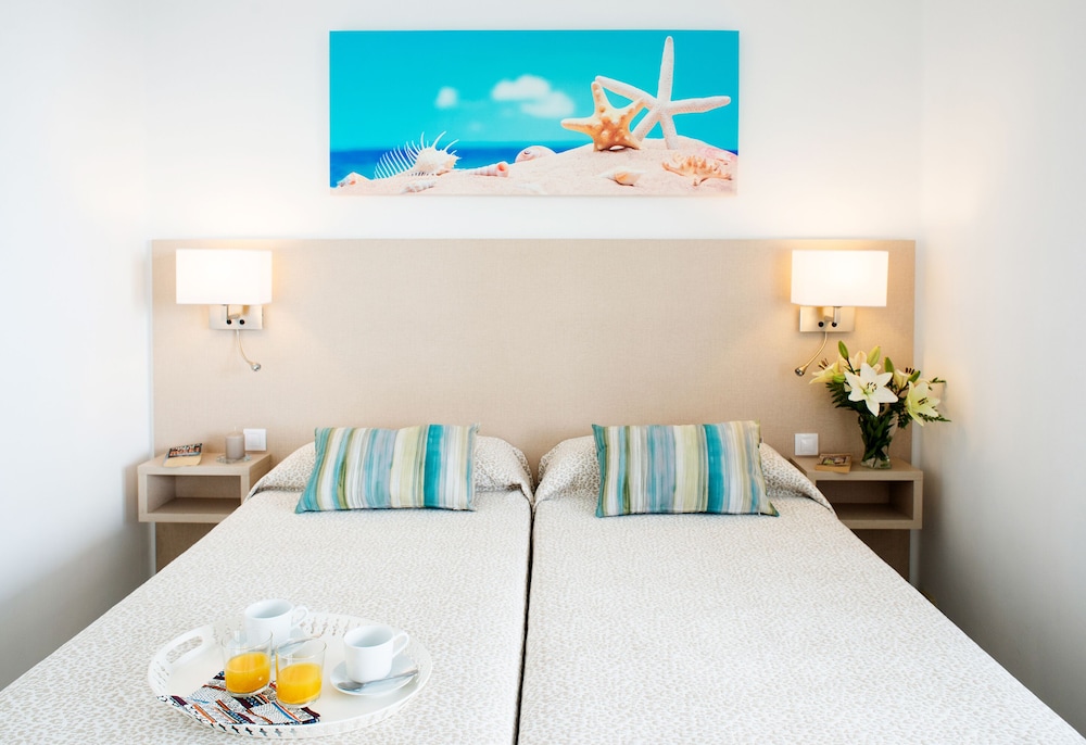 Apartamentos LIVVO Oasis — Hotel rooms in Puerto del Carmen, Canary Islands