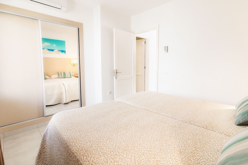 Apartamentos LIVVO Oasis — Hotel rooms in Puerto del Carmen, Canary Islands