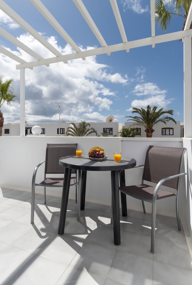 Apartamentos LIVVO Oasis — Hotel rooms in Puerto del Carmen, Canary Islands
